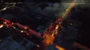 Incendio afecta plaza comercial en Santiago; no se han reportado heridos ni fallecidos