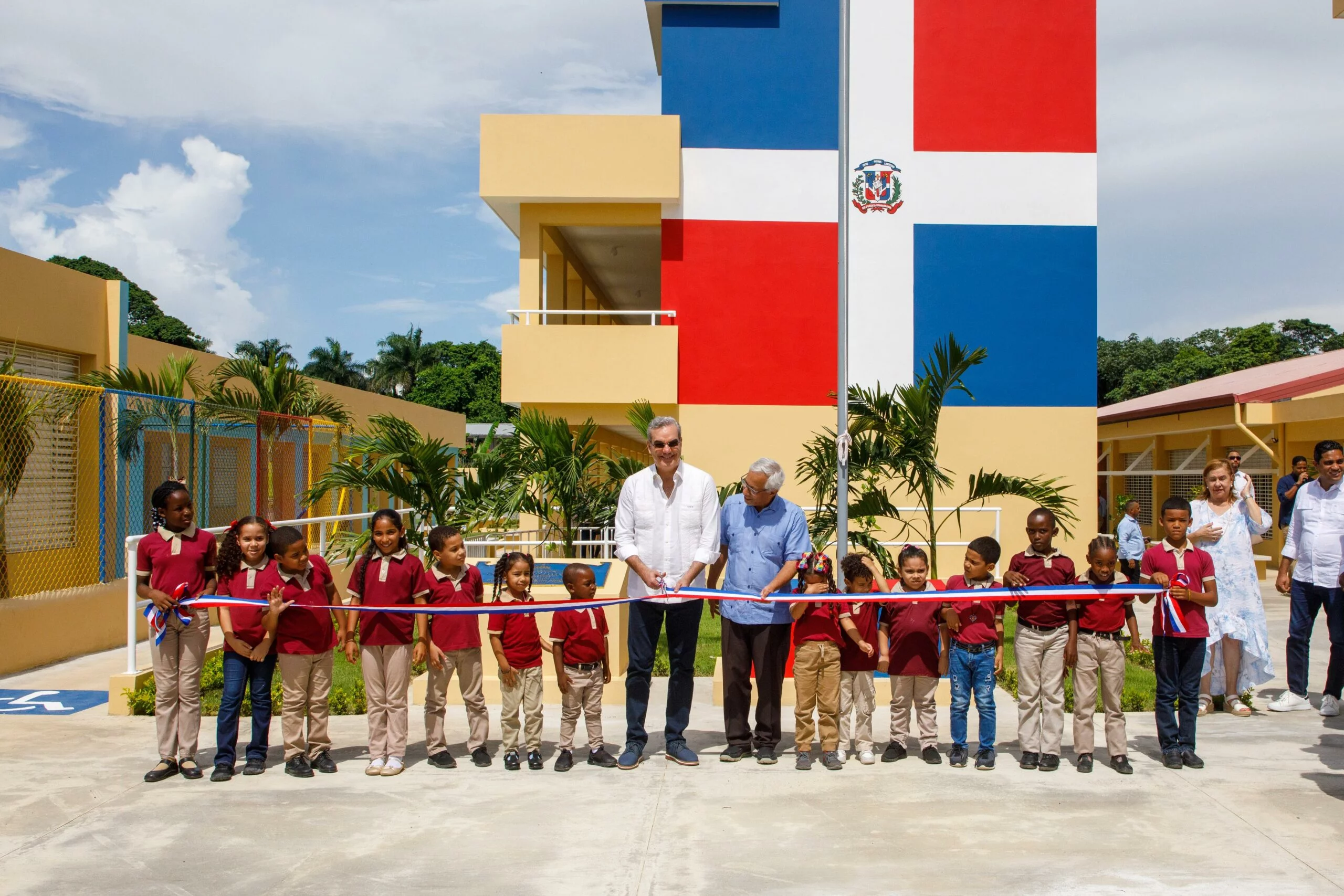 Presidente Abinader Inaugura Escuela Básica y Multiuso en La Vega y Visita Expo-Vega Real 2024 y Laboratorio Biovega