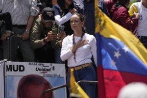 Miles de personas protestan en Venezuela por el resultado oficial de las elecciones