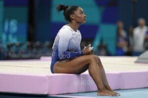 Simone Biles se resbala en la final de viga de equilibrio y pierde el podio olímpico