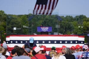 Trump celebra protegido por vidrio antibalas su primer mitin al aire libre tras el ataque