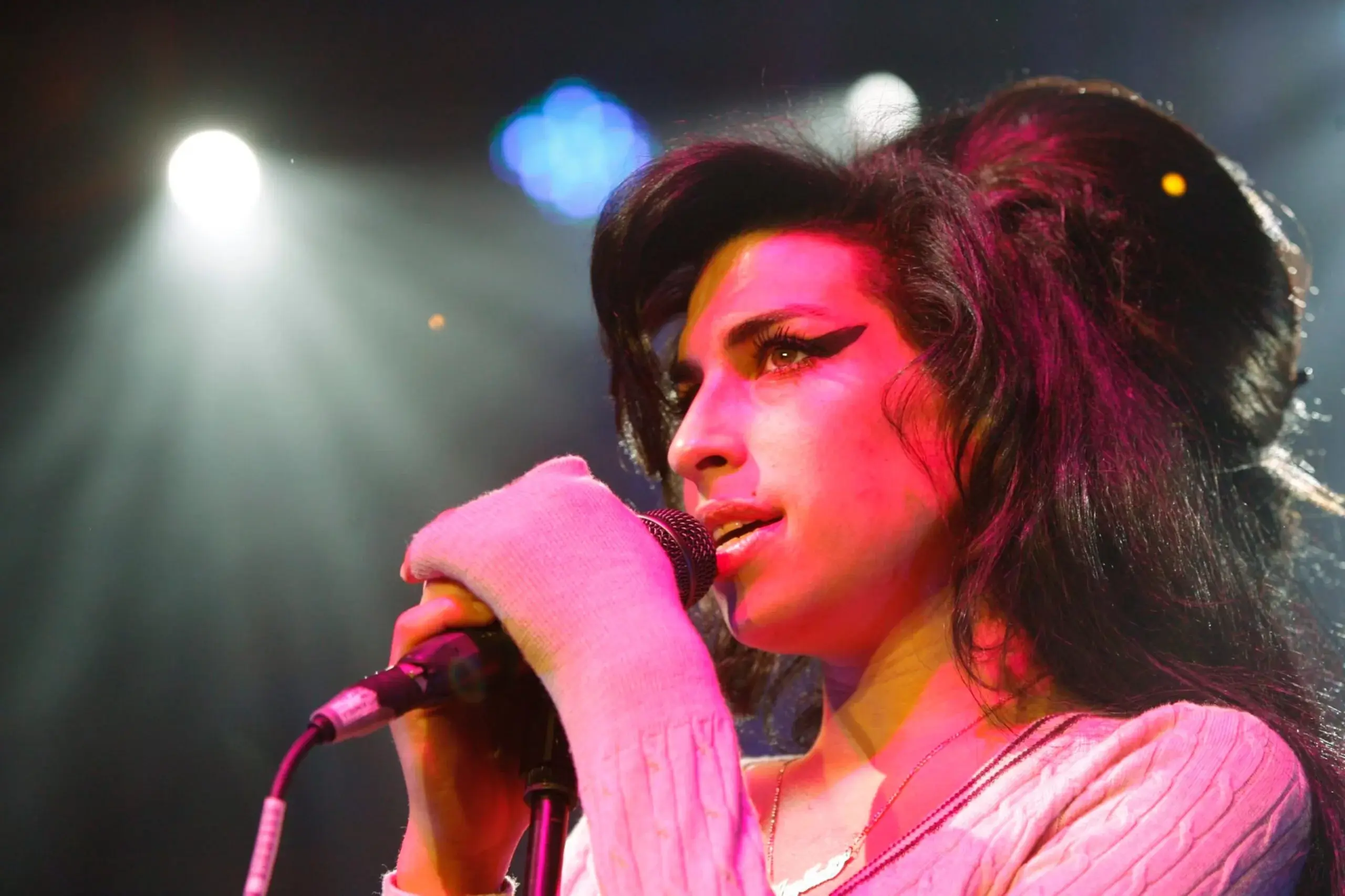 Subastan canciones inéditas manuscritas y una camisa de Amy Winehouse