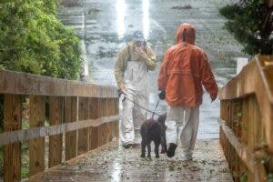 Lento avance de tormenta Debby deja aguaceros y amenaza de inundaciones en sureste de EEUU