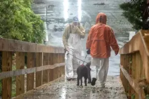 Lento avance de tormenta Debby deja aguaceros y amenaza de inundaciones en sureste de EEUU