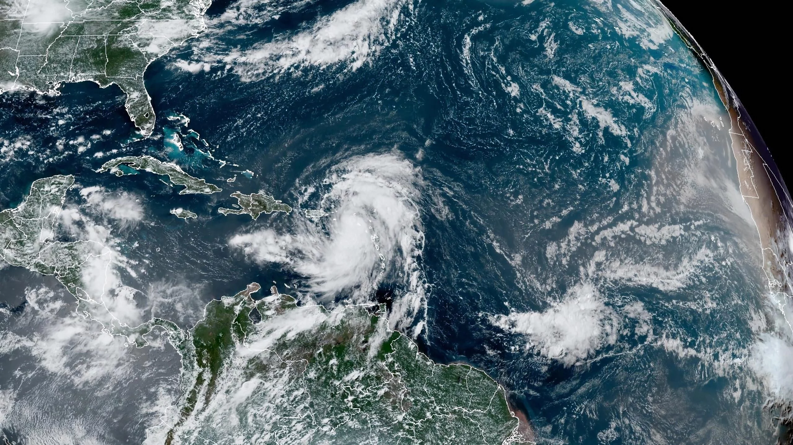 Ernesto puede convertirse en huracán esta noche a su paso por el norte de Puerto Rico