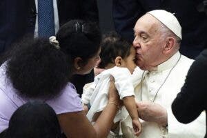 El papa pide llevar amor y bondad a la vida cotidiana en un mundo marcado por la guerra