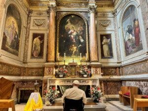 El papa visita la basílica de san Agustín de Roma y reza ante los restos de santa Mónica