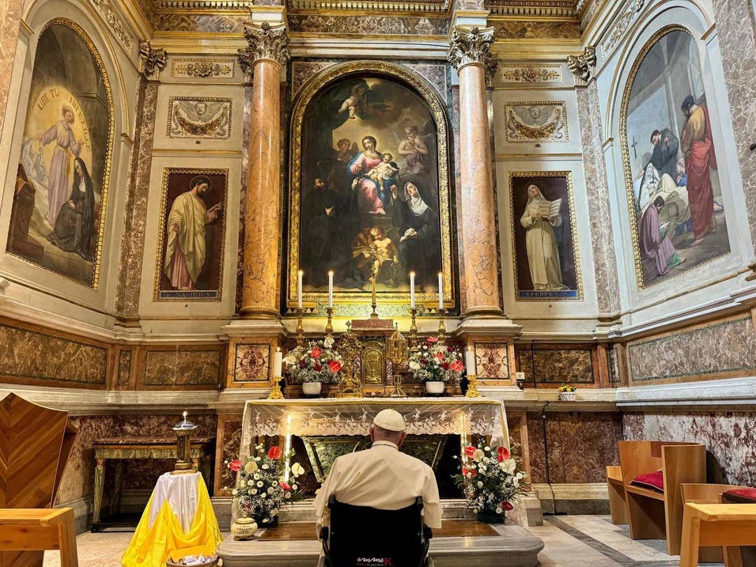 El papa visita la basílica de san Agustín de Roma y reza ante los restos de santa Mónica