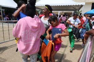 Cientos de padres y niños cambian plásticos por escolares