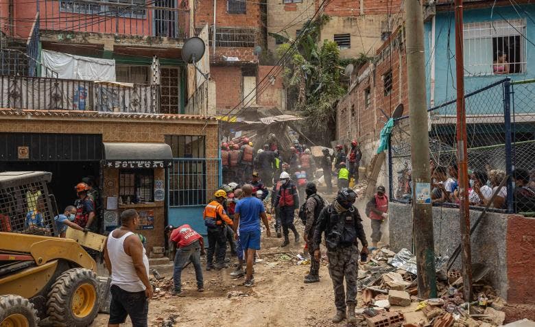 Suben a ocho los muertos por derrumbe de una edificación en la mayor favela de Venezuela