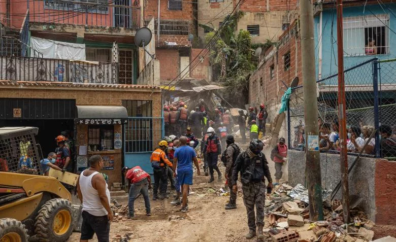 Suben a ocho los muertos por derrumbe de una edificación