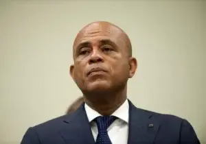 Leonel favorece le sea retirada la condecoración que él le otorgó a Martelly