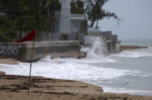 La tormenta Ernesto se fortalece en su ruta hacia Puerto Rico tras azotar Caribe oriental