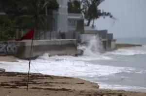 La tormenta Ernesto se fortalece en su ruta hacia Puerto Rico tras azotar Caribe oriental