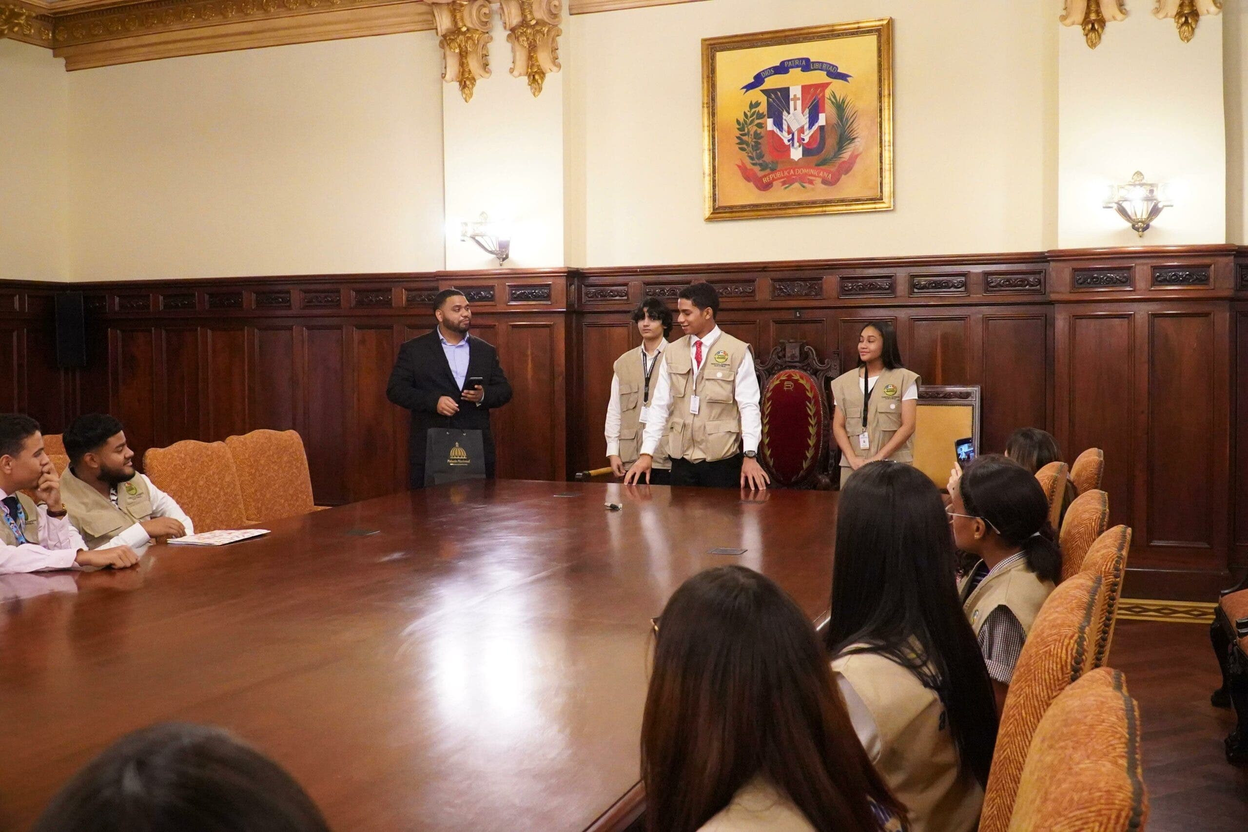 Jóvenes del programa «Enséñame a Trabajar» visitan el Palacio Nacional