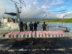 Detienen a dos sudamericanos y un dominicano con 556 paquetes de cocaína y 69 pacas de marihuana en Barahona