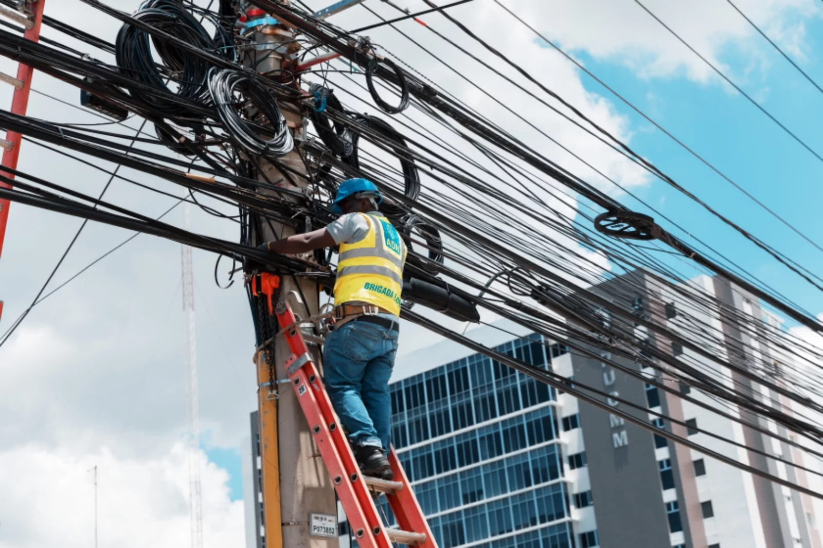 Alcaldía del Distrito eliminará cables del tendido eléctrico que contaminan la ciudad