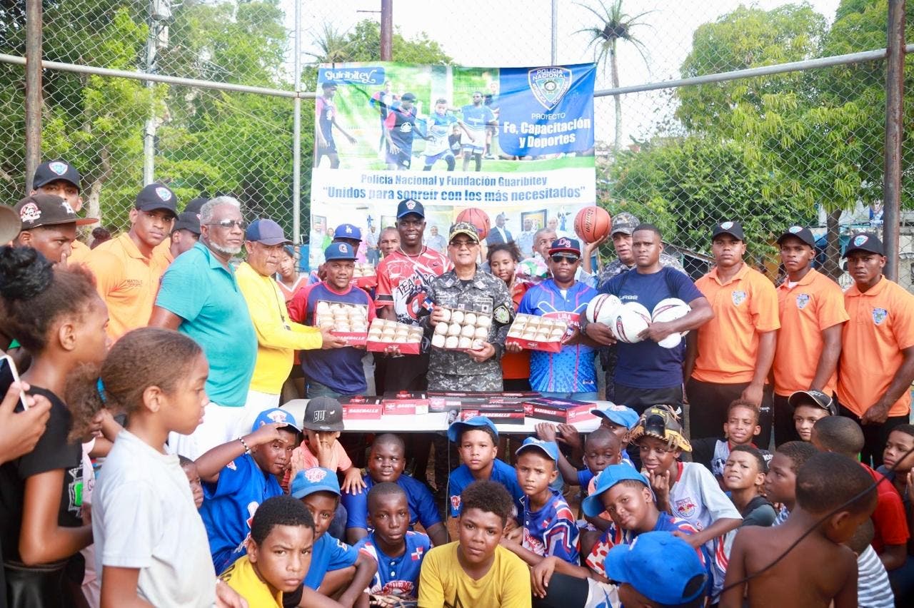 Policía y Fundación Guiribitey Llevan Útiles Deportivos a los Barrios