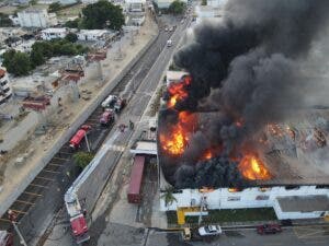 Incendio afecta zona industrial Rafey, Santiago