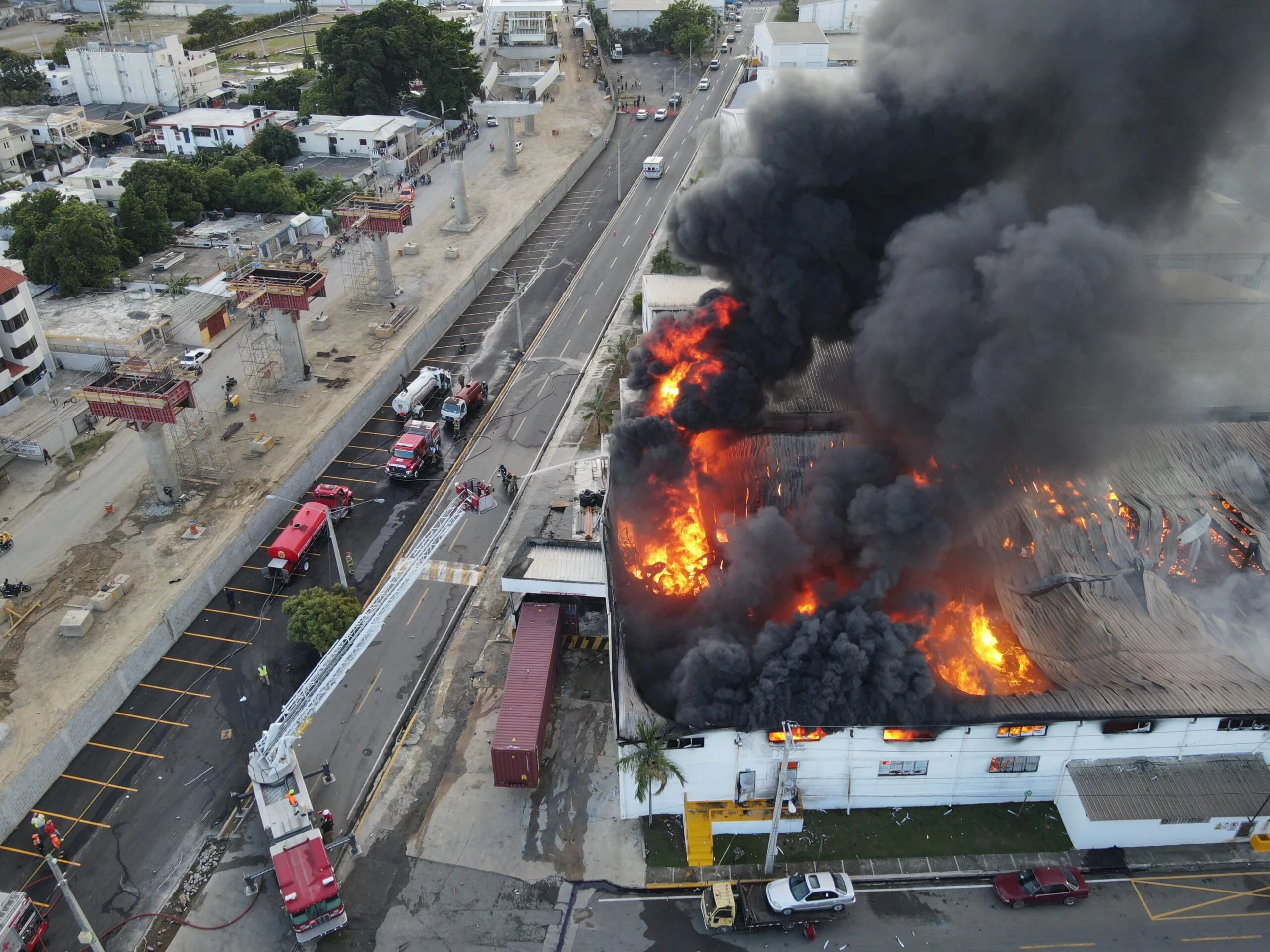 Incendio afecta zona industrial Rafey, Santiago