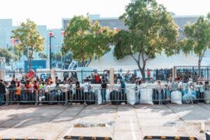 Atenderán a todas las personas que se encuentran en la fila de Plásticos por Escolares