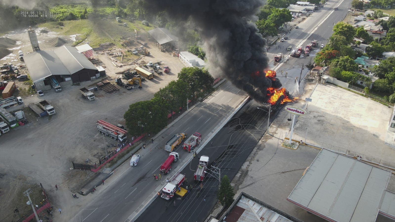 Dos personas resultan heridas tras explosión de camión tanquero en autopista Duarte