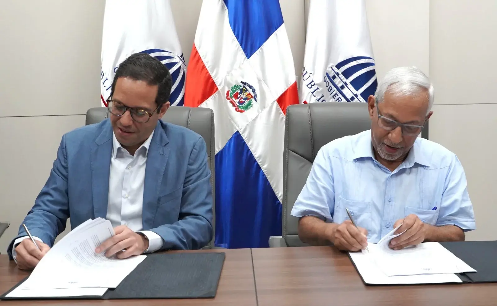 Ministros firman resolución que aprueba nueva estructura organizativa del Minerd