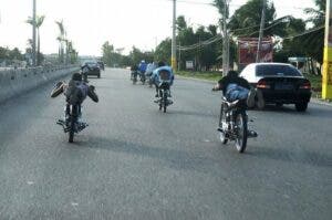 DIGESETT detiene estudiantes realizaban carreras de motores tras salir de clases en Higüey