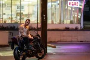 ‘One Fast Move’, un acelerón de amor y perdón más allá de las motos