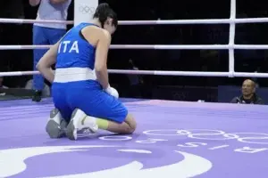 ¿Quién es la boxeadora italiana Angela Carini y por qué abandonó su pelea contra Imane Khelif?