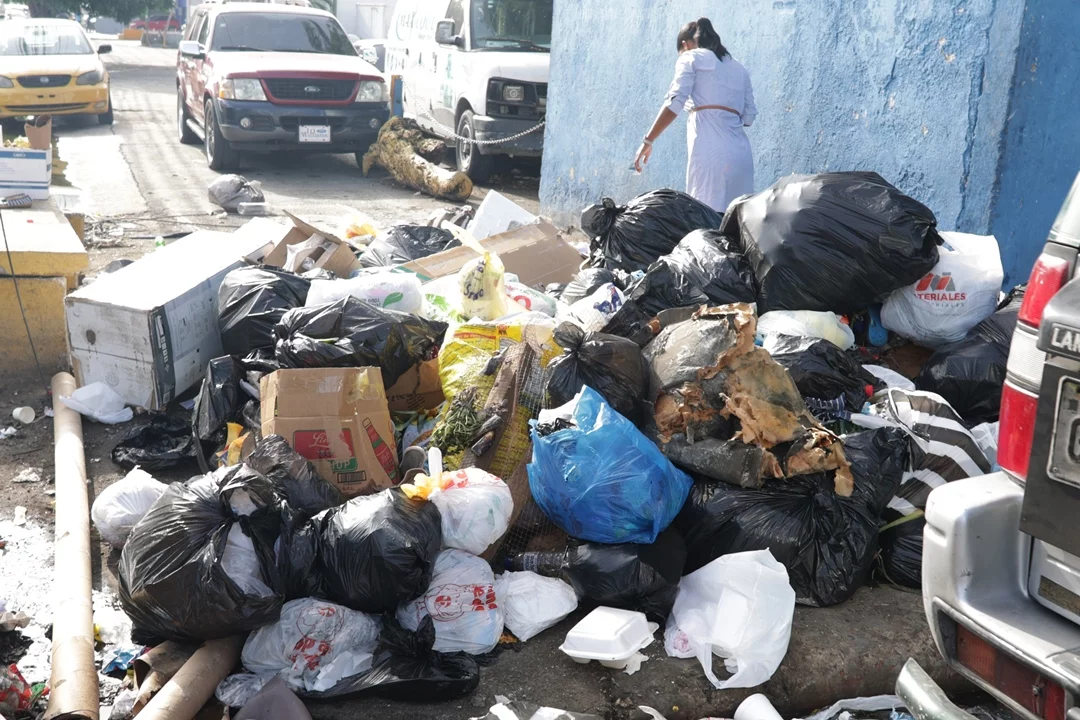 Basura y aguas negra  foco se contaminacion frente a la clinica las mercedes