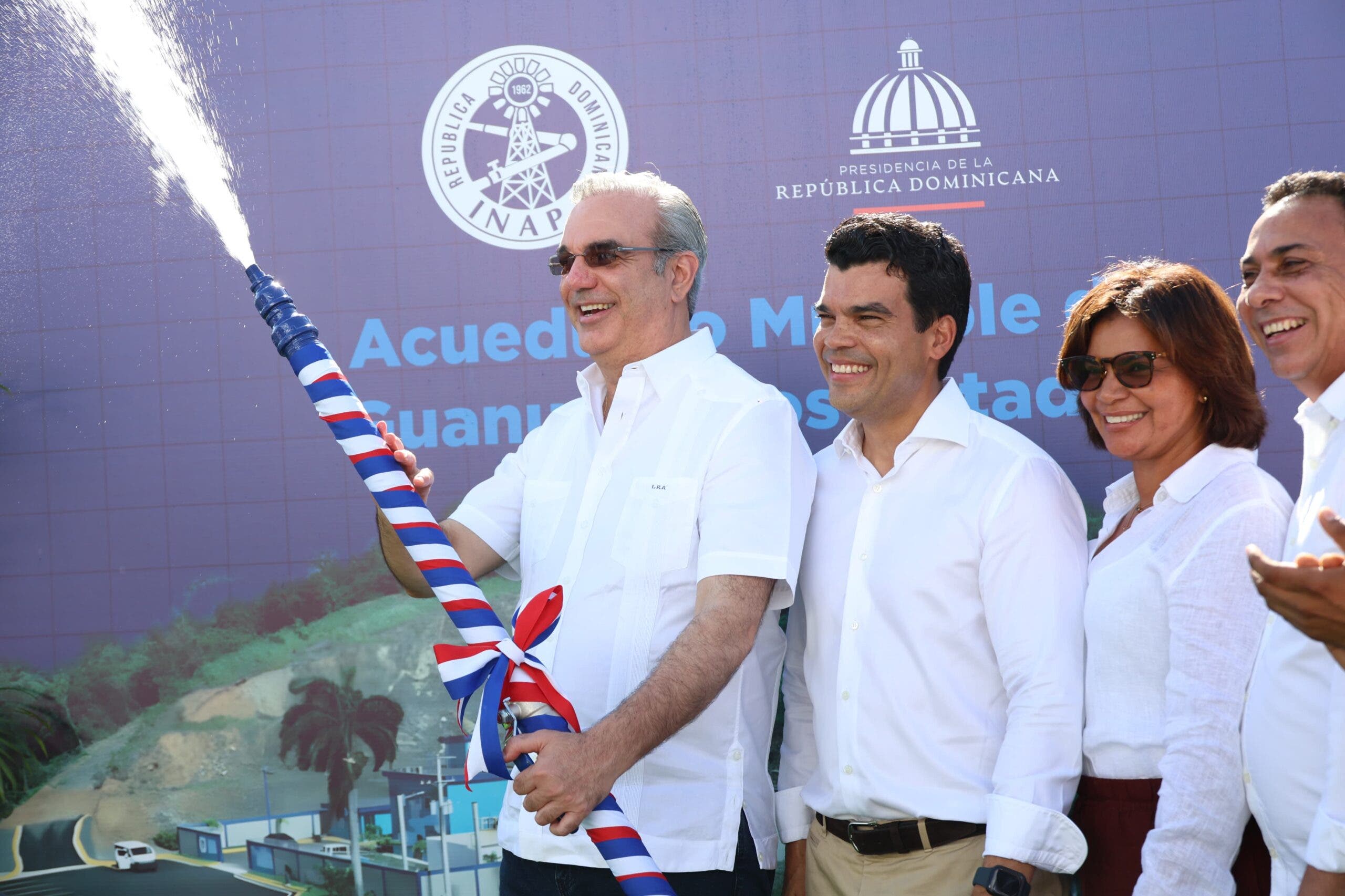 Abinader y Wellington Arnaud, inauguran Acueducto en Monte Plata