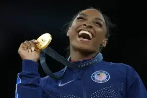 Biles no descarta participar en los Juegos Olímpicos de 2028 tras ganar el oro en salto