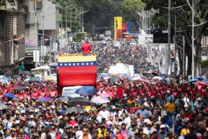 Los chavistas marchan en Caracas para respaldar un proyecto de ley contra el fascismo