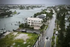 El huracán Debby toca tierra en Florida y amenaza con inundaciones catastróficas