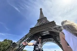 Policía detiene a hombre que provocó evacuación de la Torre Eiffel horas antes de la clausura