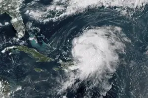 Huracán Ernesto se dirige a Bermudas mientras el territorio se prepara para la tormenta