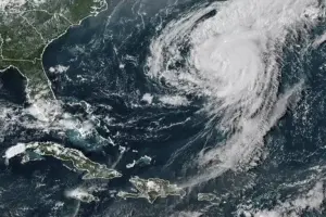 Ernesto se debilita a tormenta tropical tras tocar tierra en las Bermudas