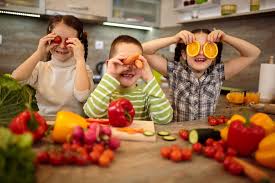 4 nutrientes esenciales que deben recibir los niños durante la infancia