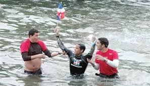 Hoy se cumple el 17.º aniversario de la hazaña del nadador dominicano Marcos Díaz, quien completó dos vueltas a la isla de Manhattan