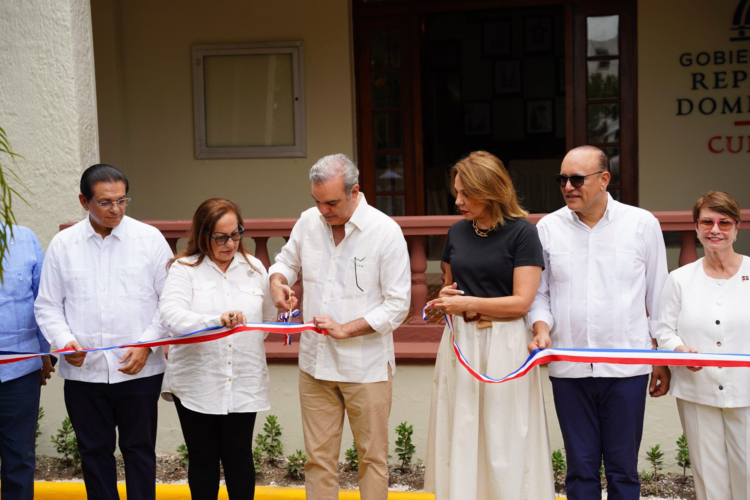 Presidente Abinader encabeza inauguración de la remodelada Escuela de Bellas Artes de Santiago