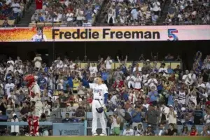 Freddie Freeman, emocionado, recibe un abrazo de Bryce Harper al regresar a los Dodgers mientras su hijo enfermo se recupera