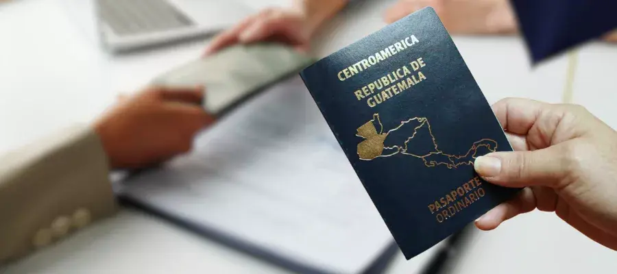 Detienen a 2 dominicanos con pasaportes falsos en aeropuerto de Paraguay