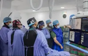 Implantan prótesis cardiovascular en Santiago