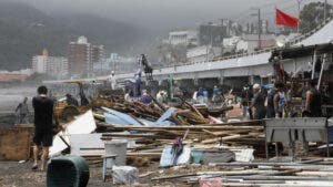 Tifón azota Japón con lluvias torrenciales y fuertes vientos en su lento avance hacia el norte