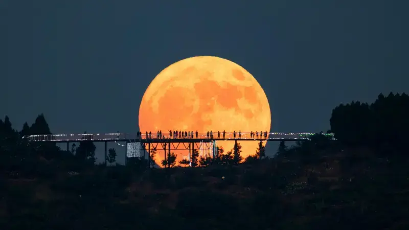 Las imágenes de la superluna azul (y por qué se vio roja en algunos lugares)