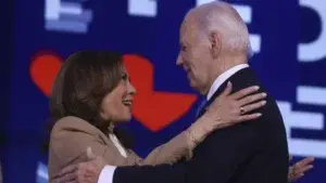 Biden cede el testigo a Kamala Harris en un emotivo discurso durante el arranque de la Convención Demócrata