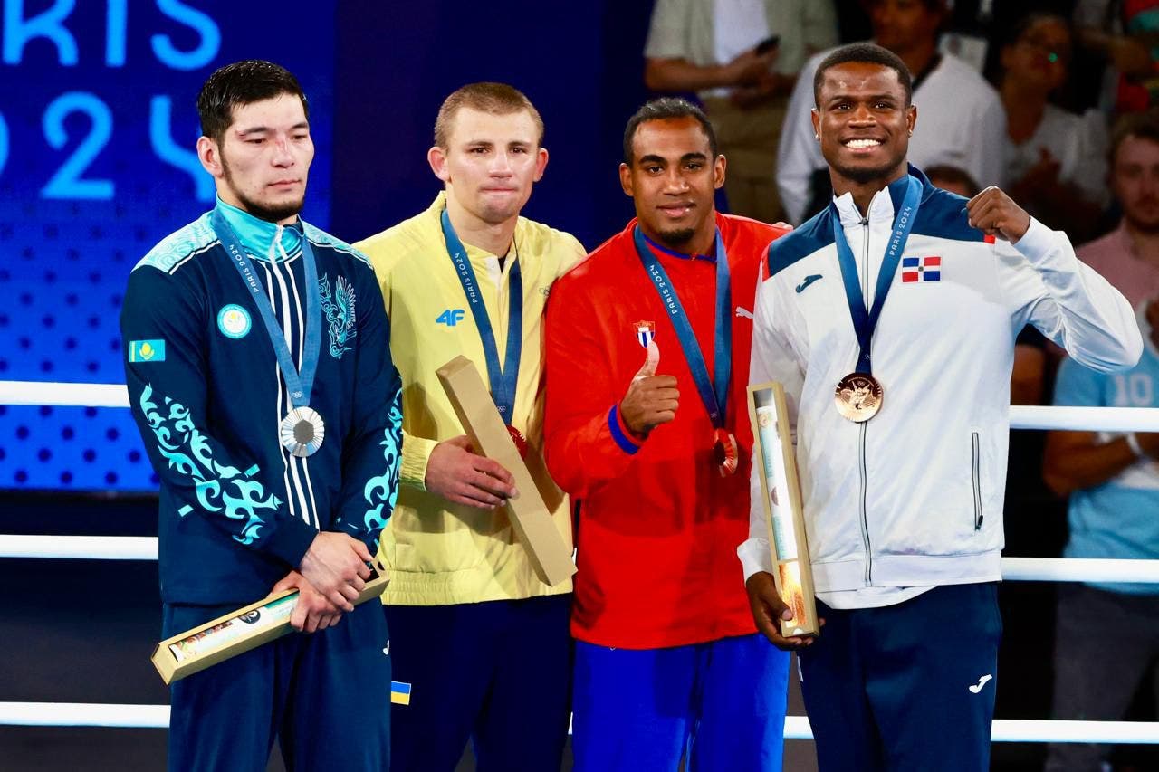 Cristian Pinales recibe su medalla de bronce