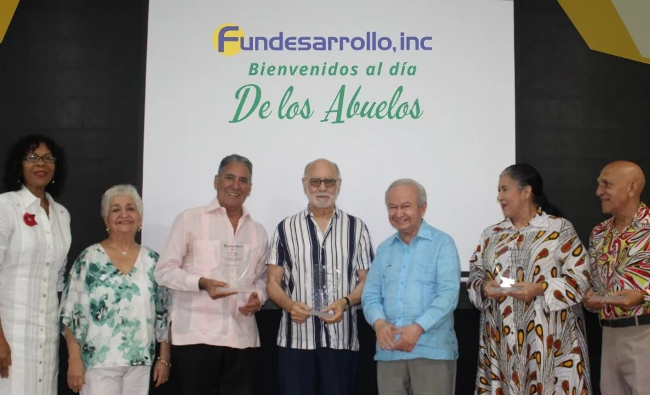 Ejecutivos de la fundación reconocen a los artistas.