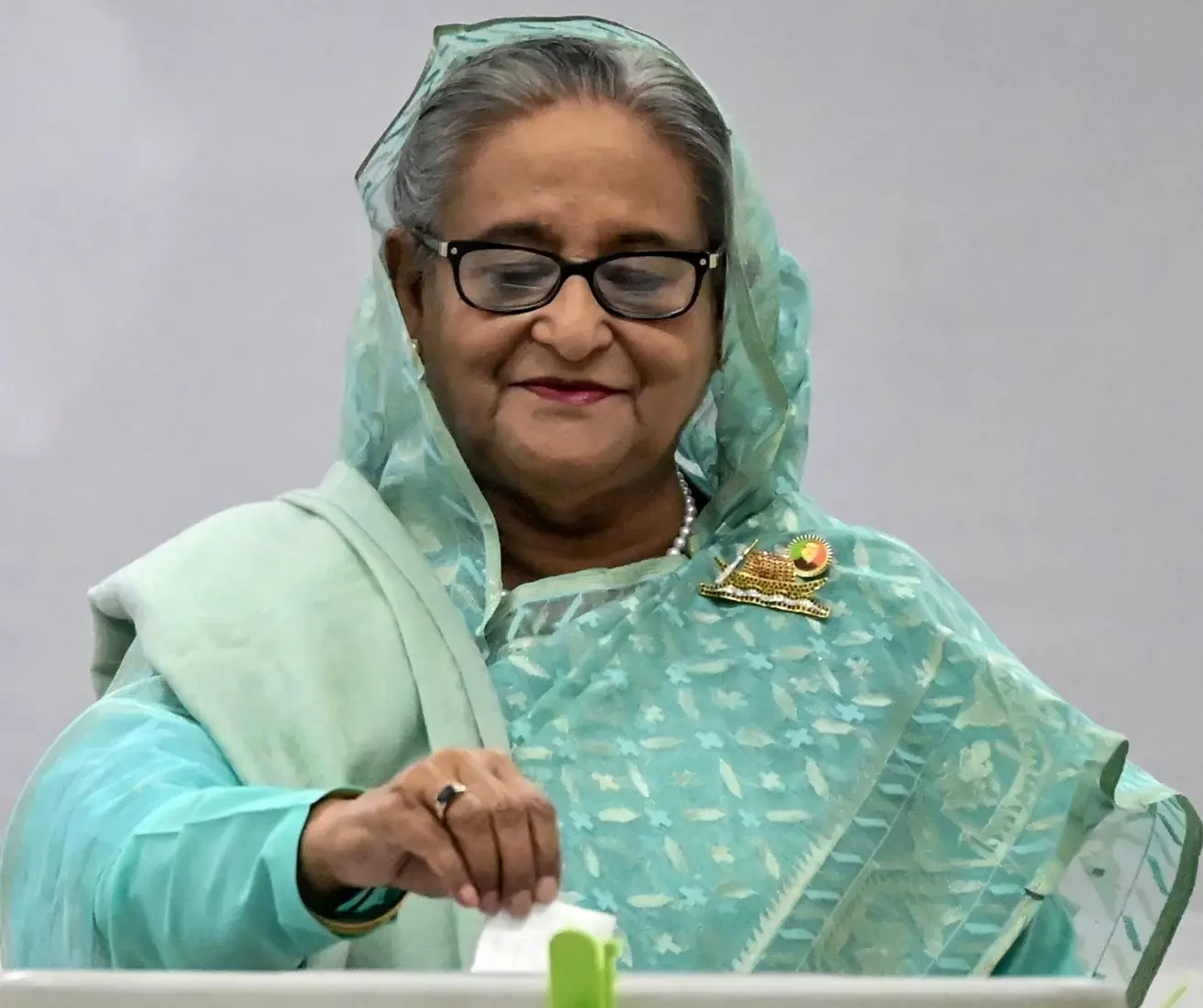 Dimite primera ministra de Bangladés